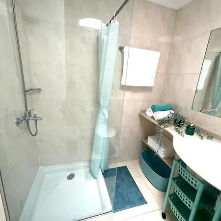 Schoener Mit Terrasse Und Pool Apartment *